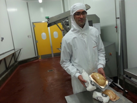 Guillaume Espinet présente le foie gras qui sera livré à la Maison Masse (photo Benjamin Fontaine - Radio France)
