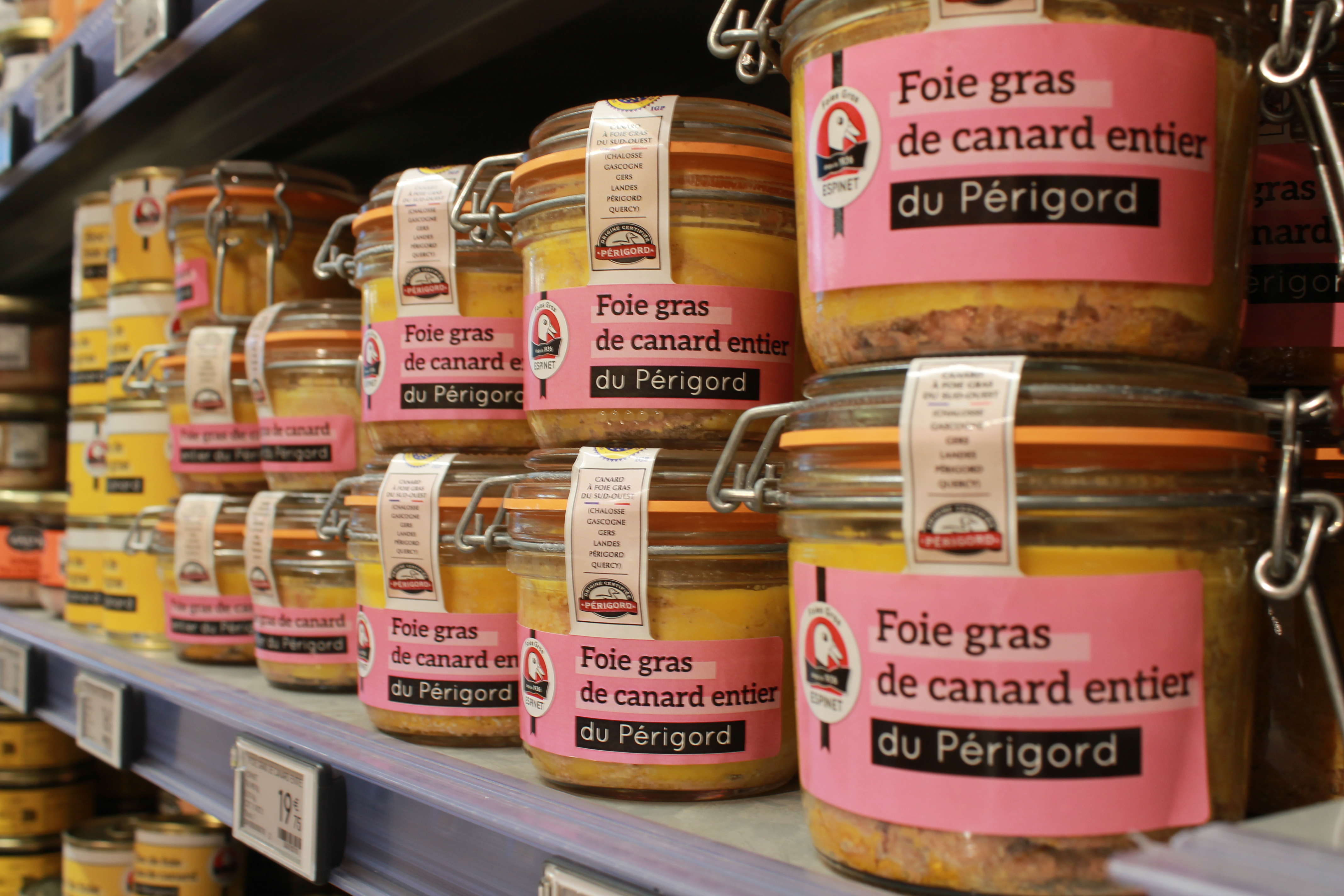 Bocals de foie gras de canard entier du périgord en rayons